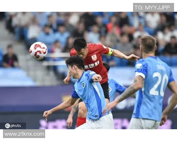 谭龙精彩助攻助力队友破门展现团队合作精神与默契配合